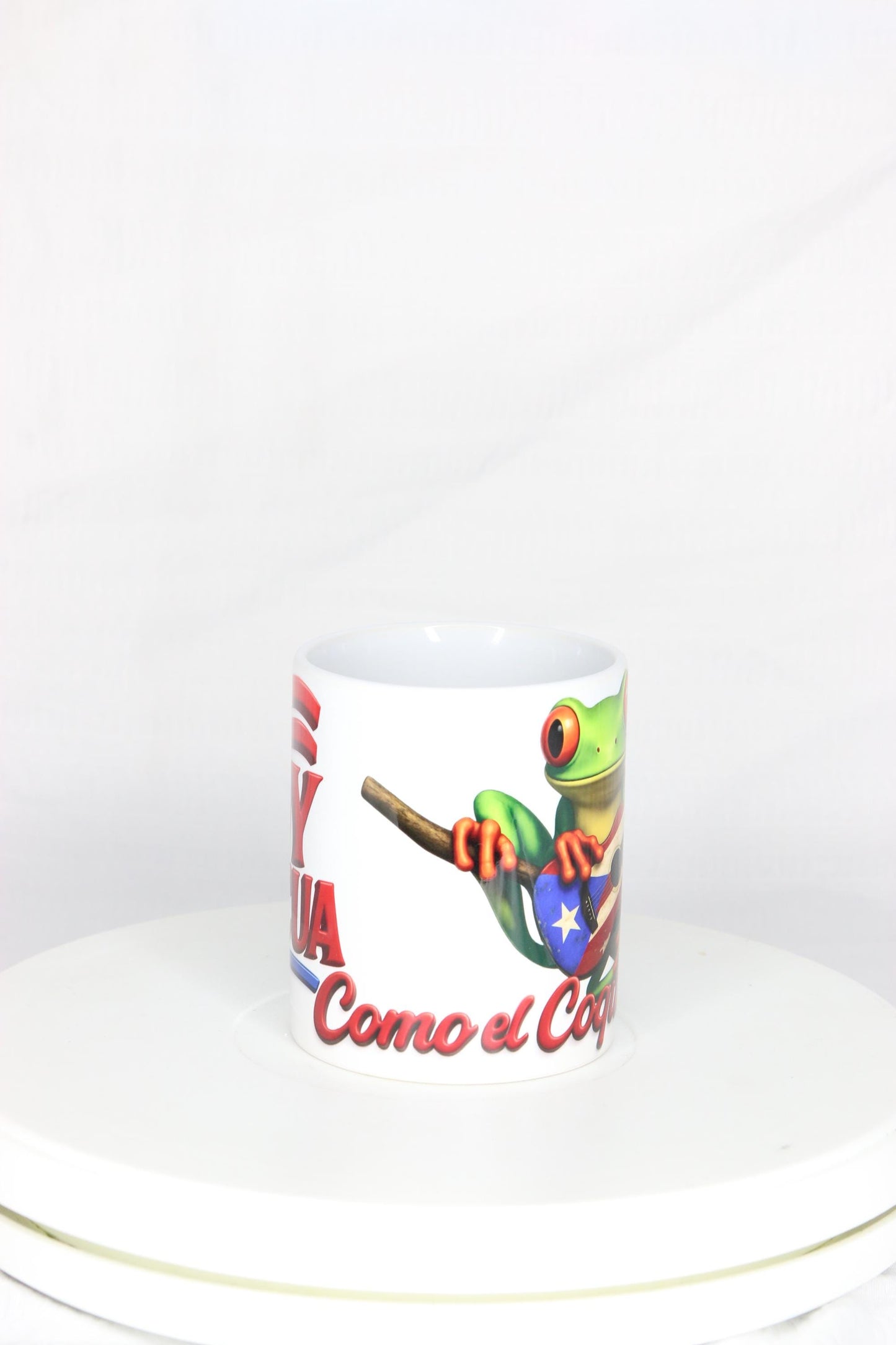 Taza de cerámica "Yo Soy Boricua" con Coquí tocando la guitarra (325 ml)