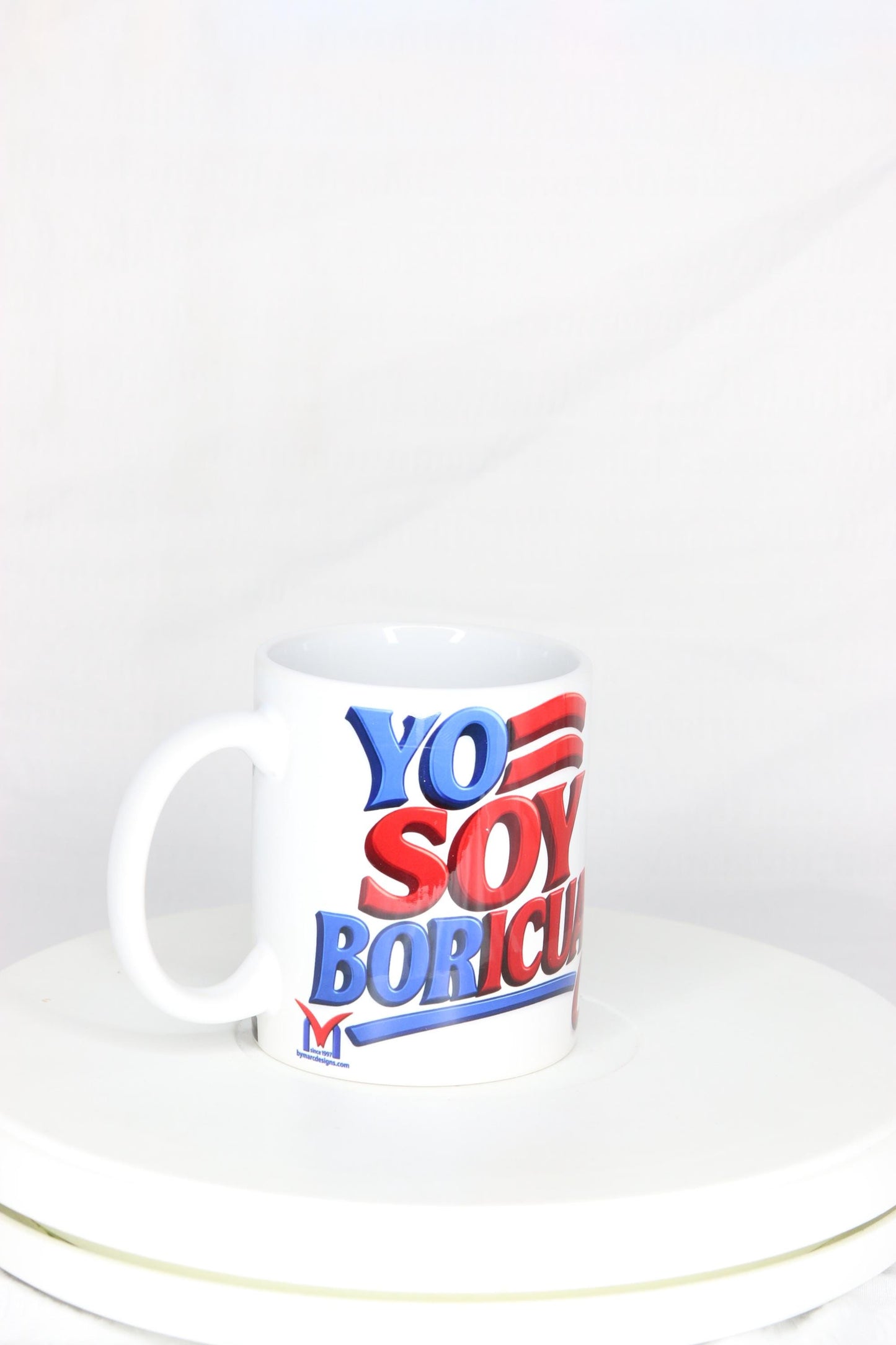 Taza de cerámica "Yo Soy Boricua" con Coquí tocando la guitarra (325 ml)