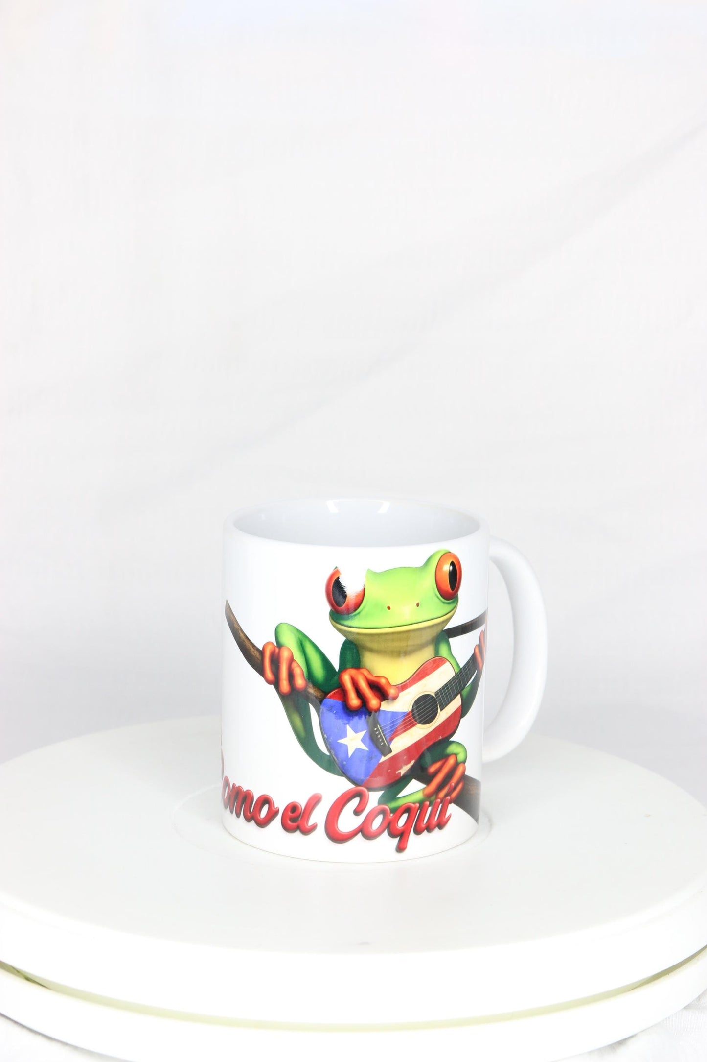 Taza de cerámica "Yo Soy Boricua" con Coquí tocando la guitarra (325 ml)